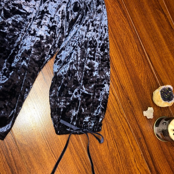 ✨ 2/$30 ✨CRUSHED VELVET OFF THE SHOULDER BLOUSE ✨ - Picture 3 of 3